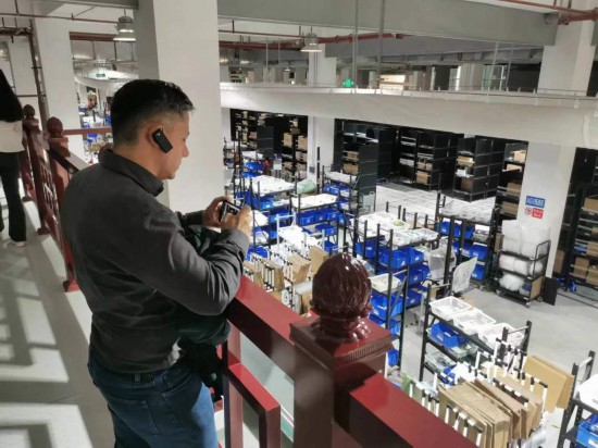 2023“一帶一路”媒體合作論壇聯合采訪團團員在仁和醫藥物流園拍攝記錄轉運流程。（本報記者黃超攝）