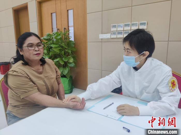 義診活動現場。援柬中國中醫醫療隊供圖