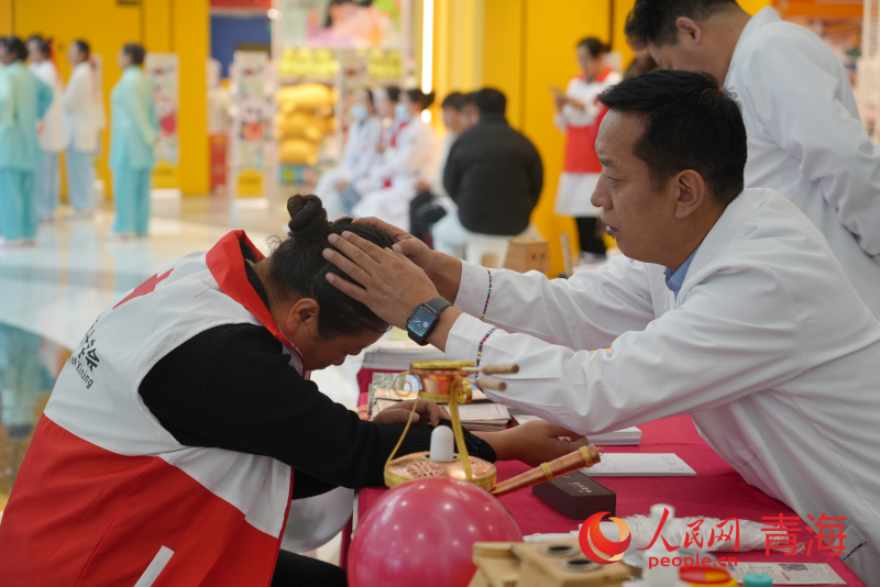 城東區在商場舉辦“中藏醫康養集市”活動。人民網馬可欣攝
