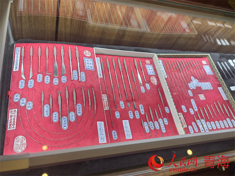 韻家口鎮衛生院中醫針灸器具展示。人民網馬可欣攝